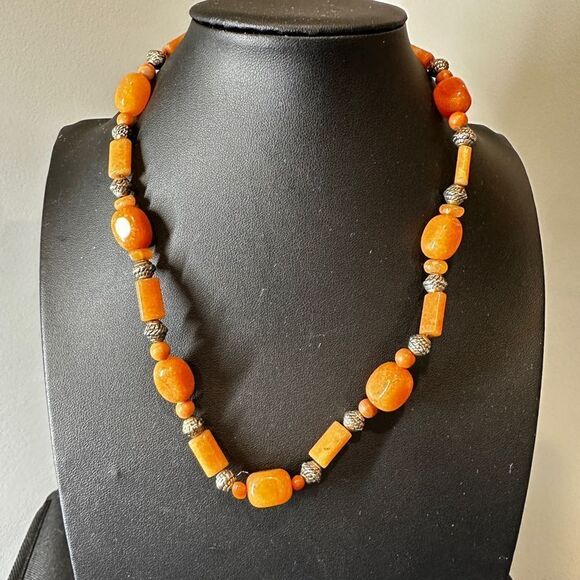 18" long Beautiful stone and silver tone beaded necklace! - Picture 10 of 11
